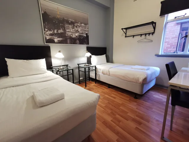 غرفة بسريرين منفصلين بحمام مشترك، CITY CENTRE BUDGET HOTEL 1/3