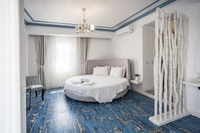 غرفة ديلوكس بسرير كوين بشرفة بإطلالة جزئية على البحر، Sardunya Hotel 2/4
