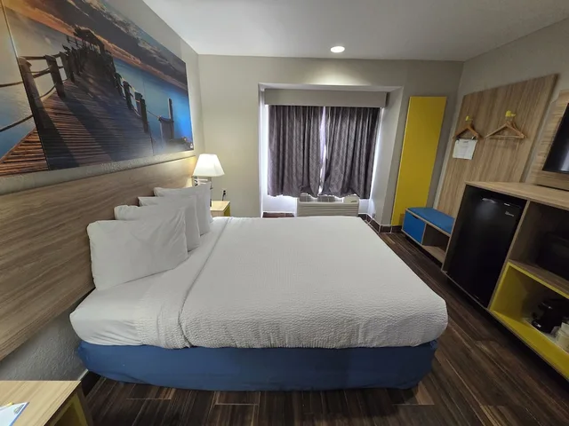 غرفة بسرير كينج، Days Inn And Suites By Wyndham Tampa Raymond James Stadium 7/10