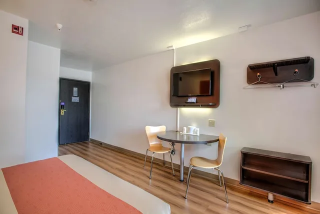 غرفة قياسية بسرير كوين، Motel6 Bozeman, MT 6/7