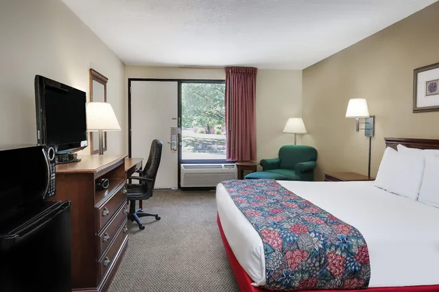Room, Queen Bed, Days Inn by Wyndham Hoover Birmingham 7/10