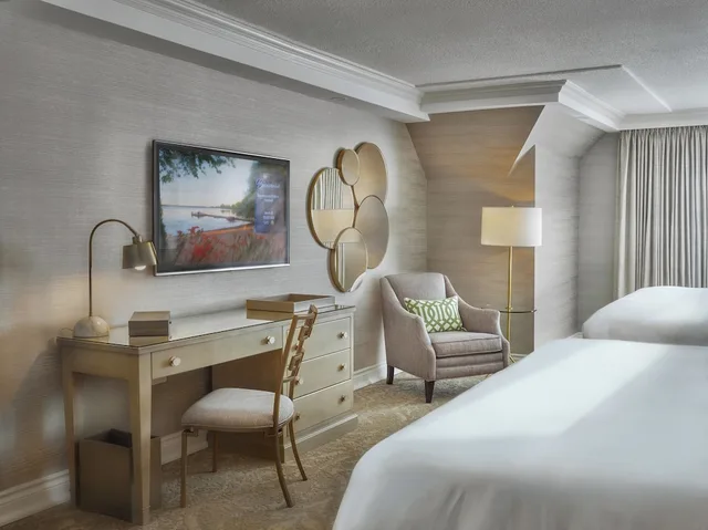 Standard, 2 King Beds, Lake Side، Chateau Vaudreuil Hotel Suites 1/4