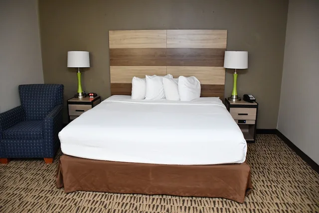 جناح بسرير كينج بحوض جاكوزي، Baymont Inn and Suites by Wyndham Platteville 9/10