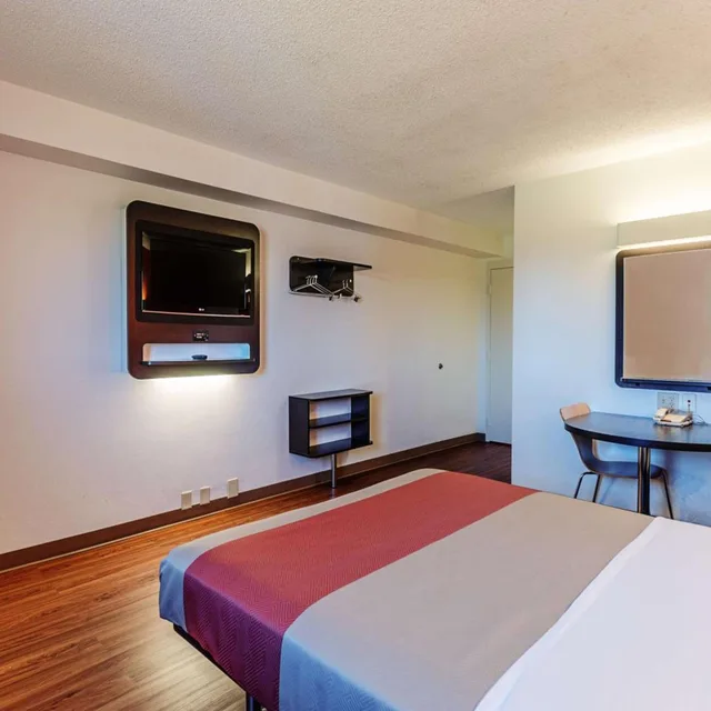 1 King Bed - Mobility Accessible Tub, Nsmk، Motel6 Martinsburg, WV 4/10