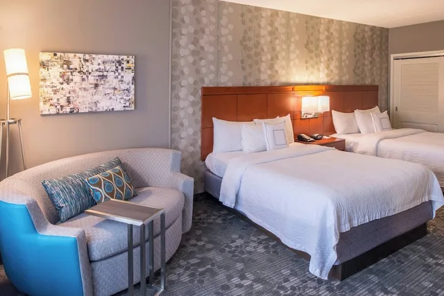 غرفة بسريرين كوين مع أريكة لذوي الإعاقة، Courtyard Marriott Clemson 1/3