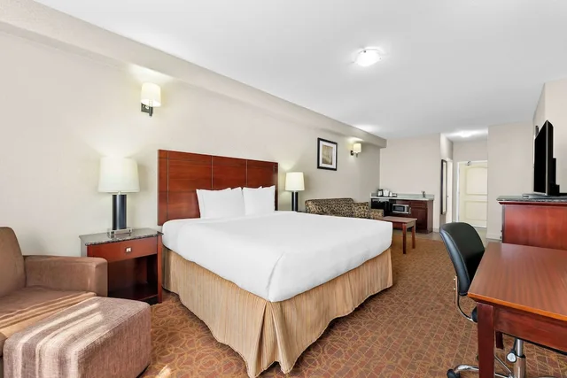 غرفة قياسية بسرير كوين مع أريكة يُسمح فيها بالحيوانات الأليفة، Best Western Williams Lake Hotel 1/4