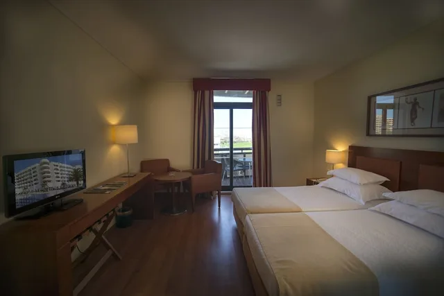 غرفة بسريرين منفصلين بشرفة، Vila Gale Ampalius 3/4