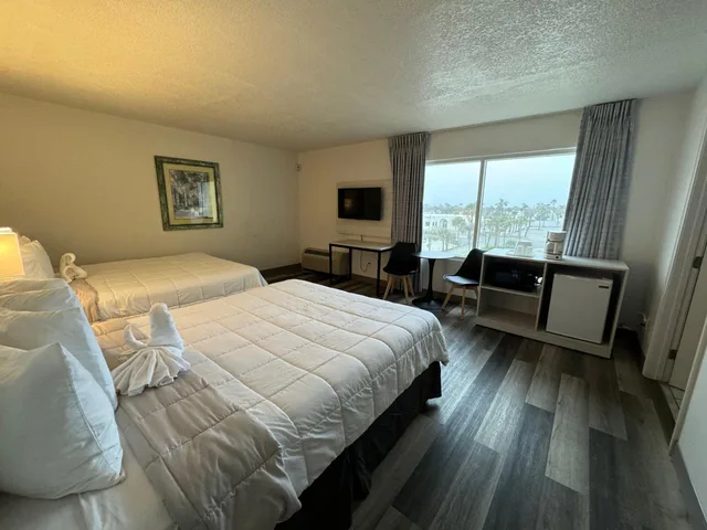 غرفة بسرير كوين بإطلالة على المدينة، Emerald Shores Resort 1/7