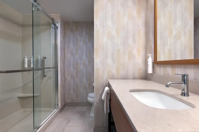 غرفة بسرير كينج لذوي الإعاقة، Hampton Inn & Suites Cadillac 3/4
