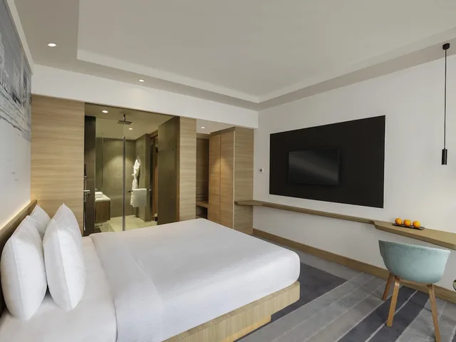 غرفة سوبيريور بسرير كينج بإطلالة على البحر، Novotel Mumbai Juhu Beach 2/10