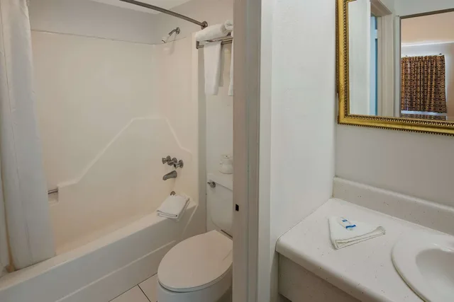 غرفة بسريرين مزدوجين، Rodeway Inn Brazil, IN 4/4