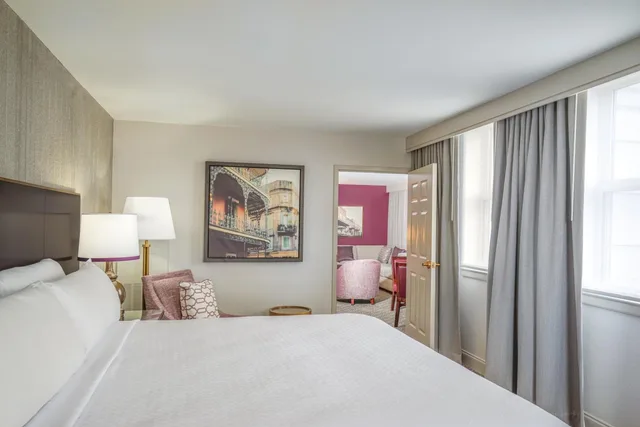 جناح بسرير كينج بغرفة نوم واحدة مع أريكة، Astor Crowne Plaza New Orleans French Quarter, An Ihg Hotel 2/9