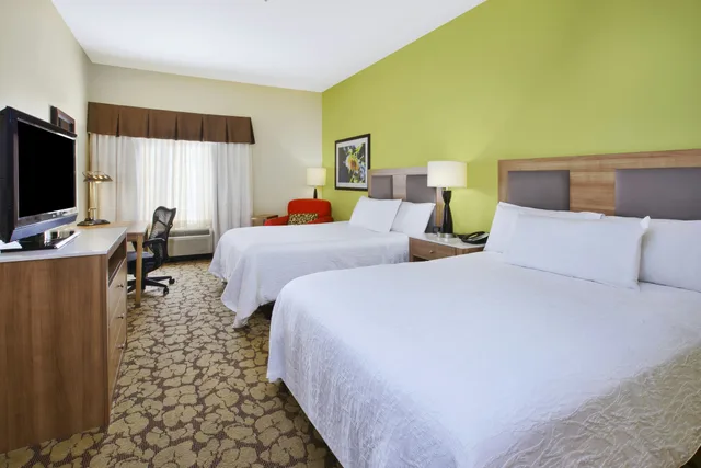 غرفة بسريرين كوين، Hilton Garden Inn Wichita Hotel 2/3