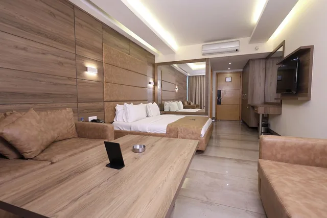 جناح جونيور بسرير كوين، Ibiza hotel 7/10