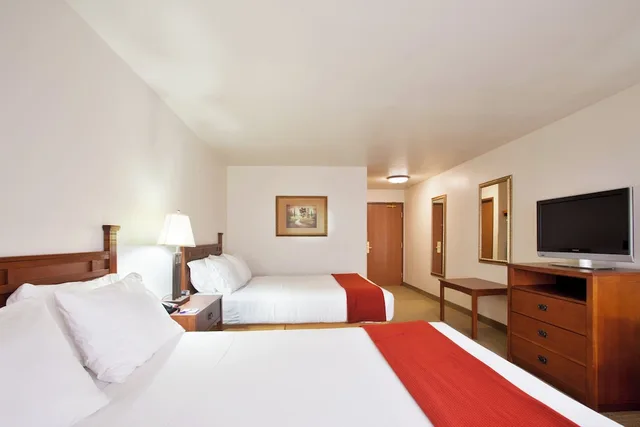 غرفة قياسية بسريرين كوين، Holiday Inn Express Hotel And Suites Mattoon 1/4