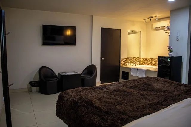 Suite, King Bed, Hot Tub, Hotel Velario 5/9