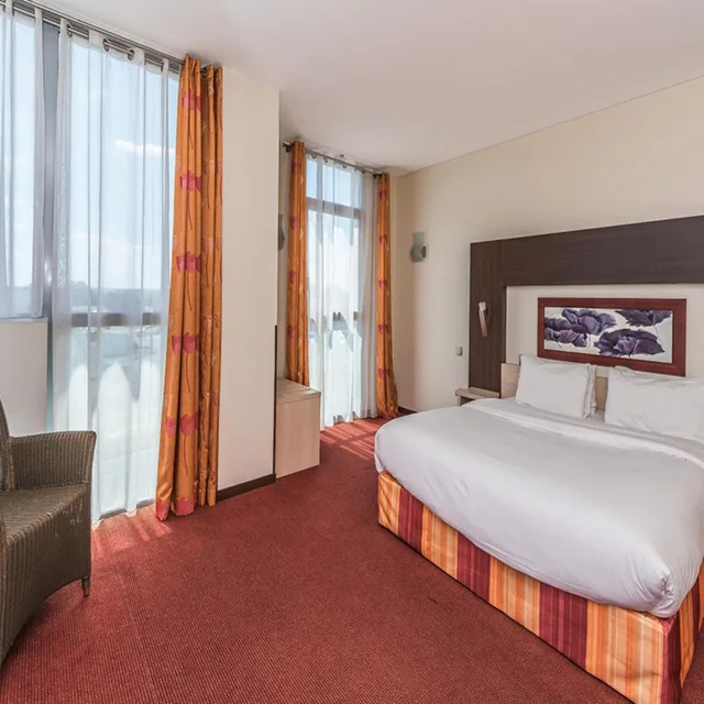 غرفة ديلوكس بسرير مزدوج بشرفة، Citotel Hostellerie Saint Vincent Beauvais 2/10