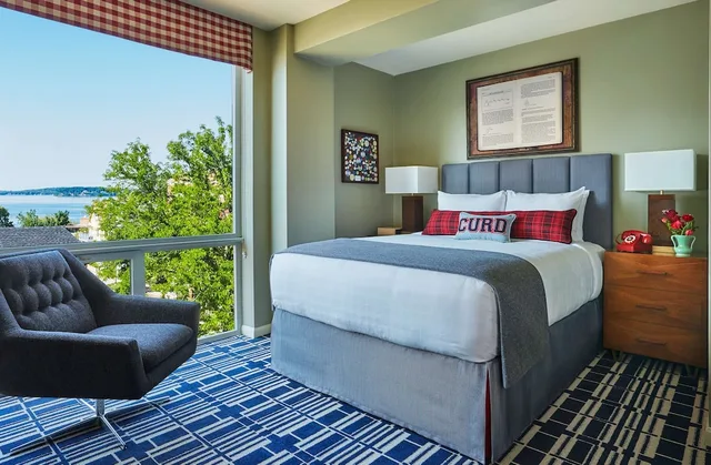 غرفة بسرير كوين بحوض استحمام، Graduate By Hilton Madison 1/2