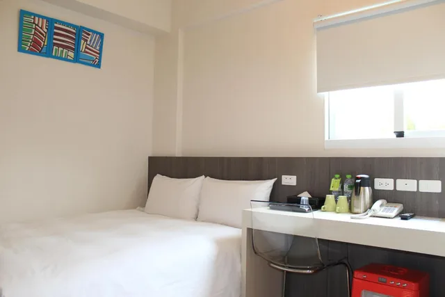 Room, Double Bed, Side View، Sunnyside Hotel 1/1