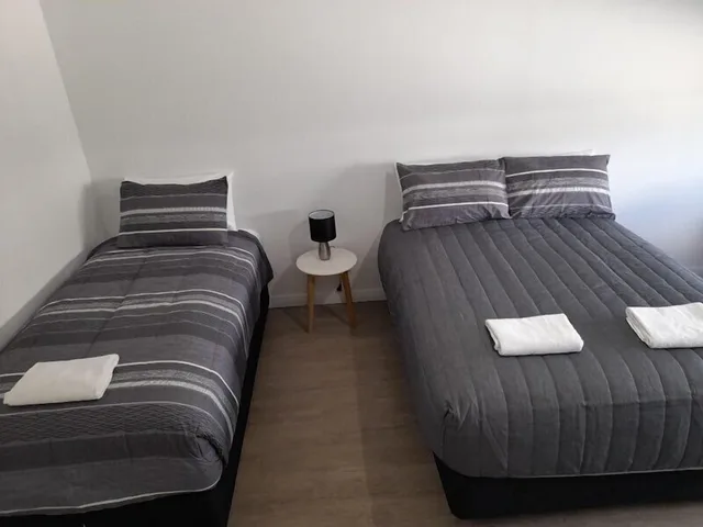 استوديو ديلوكس بسرير كوين وسرير بطابقين، Limestone Coast Tourist Park 1/2