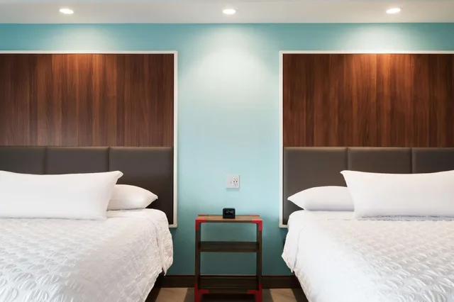 غرفة بسريرين كوين بحوض استحمام، Tru By Hilton Lancaster East 2/4