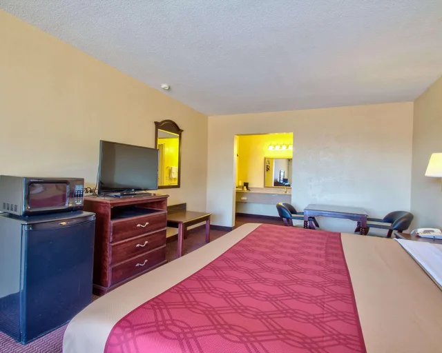 غرفة بسرير كينج للمدخنين، Econo Lodge Donalsonville, GA 2/6