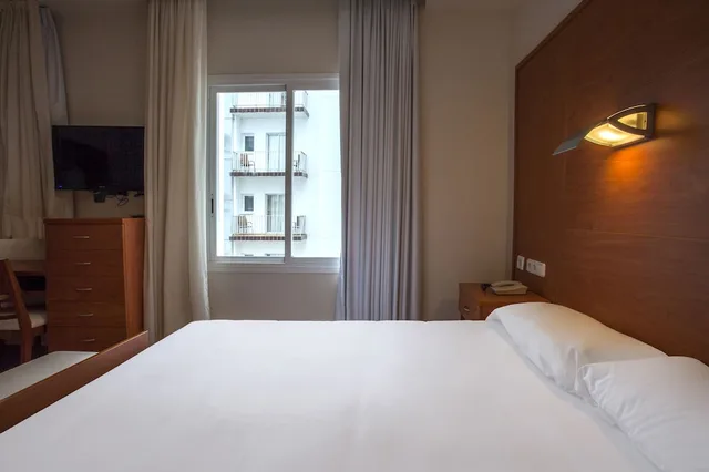 غرفة بسرير مزدوج مع سرير إضافي، Hotel Horitzo 2/6