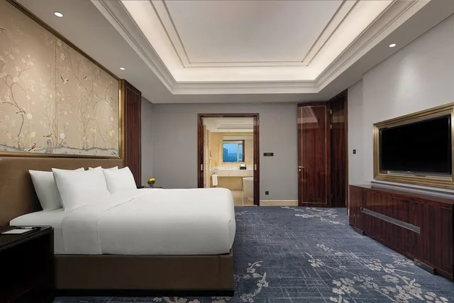 Standard, King Bed, Club Lounge Access, HUALUXE Leshan by IHG 2/4