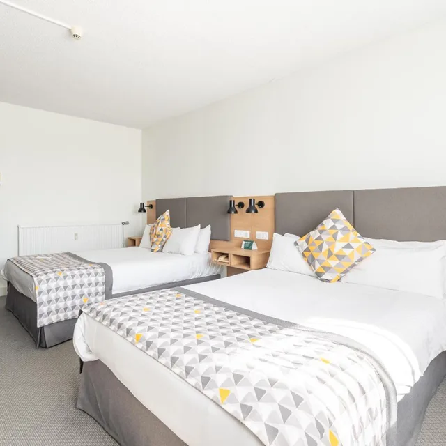 غرفة قياسية بسريرين مزدوجين بإطلالة على المدينة، Holiday Inn Calais 1/4