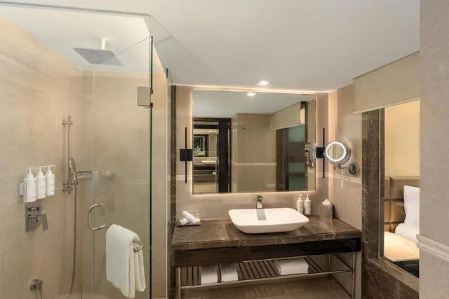 غرفة بريميوم بسريرين منفصلين بإطلالة على المسبح، Radisson Resort Goa Baga 7/8