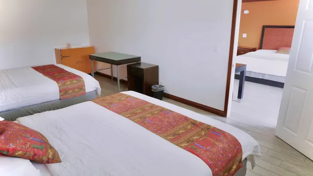 Renovated, Suite, 3 King Beds، Norwalk inn & suites 1/10