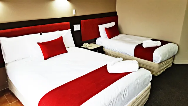 Premium, 1 Queen and 1 Single Bed, Auckland Airport Kiwi Hotel 3/9