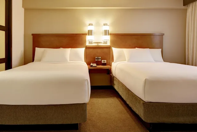 غرفة بسريرين كوين مع أريكة في طابق مرتفع، Hyatt Place Bayamon 1/7