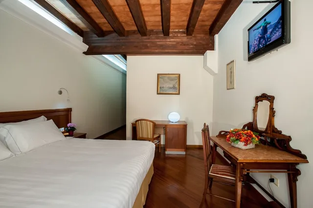 دوبلكس جونيور بسرير كينج بجاكوزي، Hotel Flora 1/5