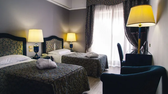 غرفة كلاسيكية بسرير مزدوج بإطلالة على البحر، Grand Hotel Excelsior 2/2