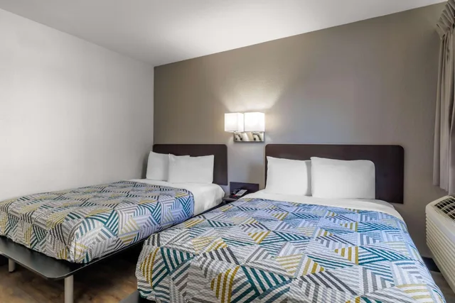 2 Full Beds, Motel6 Elizabethtown, KY 2/8
