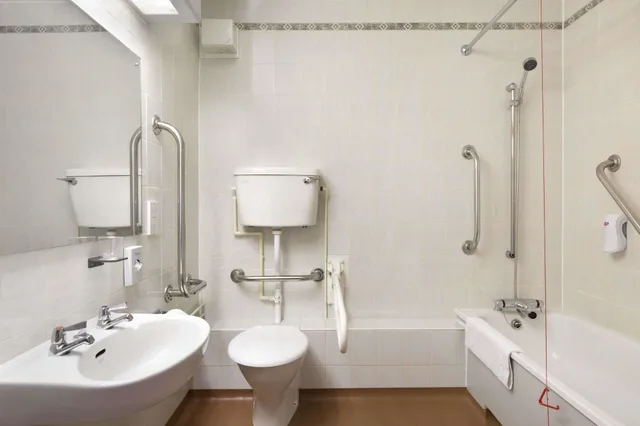 غرفة بسرير مزدوج مع أريكة، Days Inn by Wyndham Taunton 2/3