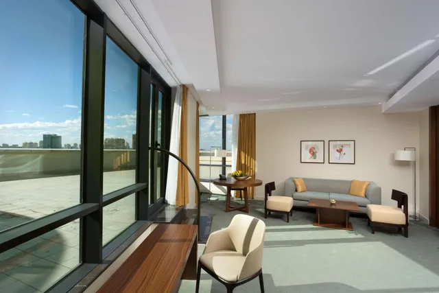 جناح بسرير كينج بإطلالة على الحديقة بشرفة، Hilton Kyiv 1/2