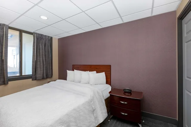 Room, King Bed, Howard Johnson by Wyndham Gillette 1/10
