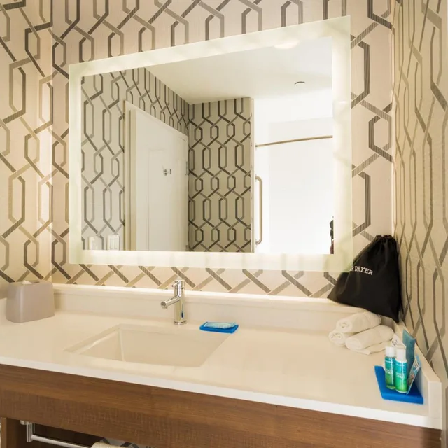 جناح لذوي الإعاقة، Holiday Inn Express Hollywood Walk of Fame An Ihg Hotel 3/8