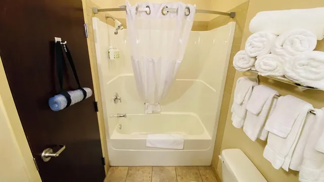غرفة بسريرين كوين بمطبخ صغير، Ramada Westlock 5/5