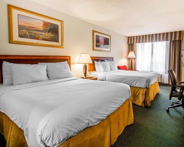 غرفة بسريرين مزدوجين، Clarion Inn & Suites Dothan South 1/3