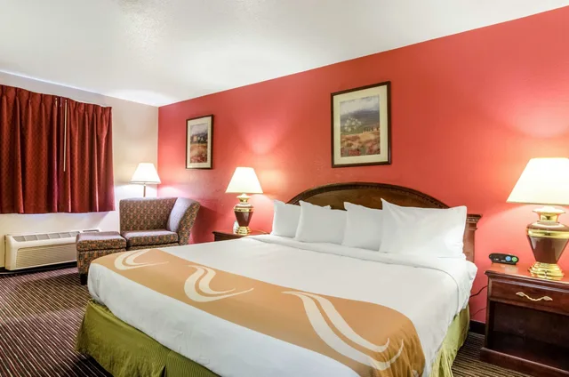 غرفة قياسية بسرير كينج، Quality Inn South Wichita, KS 1/1