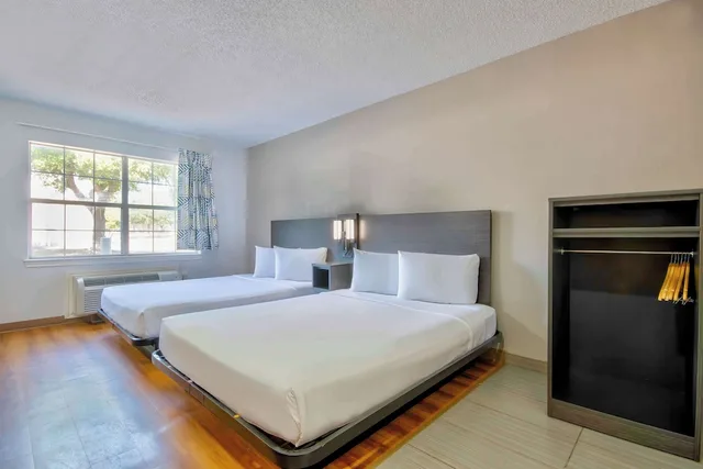 غرفة قياسية بسريرين مزدوجين لذوي الإعاقة، Studio 6 Extended Stay - Austin, TX - Midtown 3/10