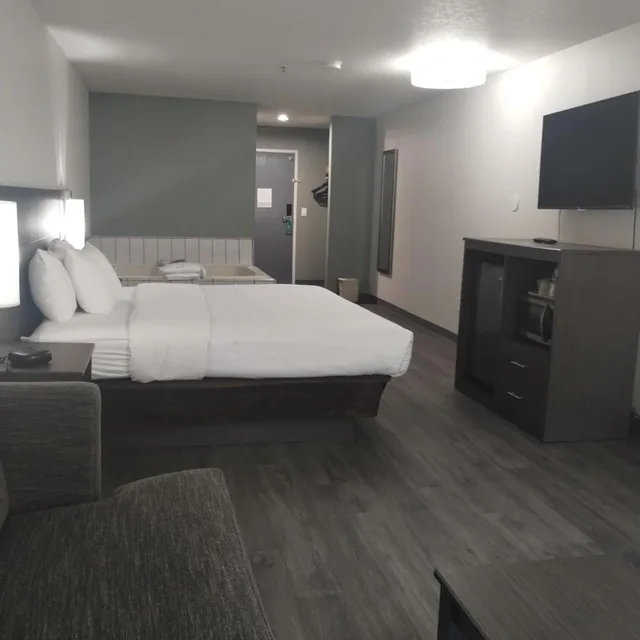 غرفة قياسية بسرير كينج مع أريكة بحوض جاكوزي، Quality Inn & Suites Wilsonville OR 1/10
