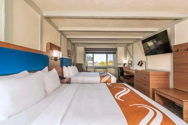 غرفة بسرير كينج وسريرين كوين، Quality Inn Waddling Dog Saanichton 2/8