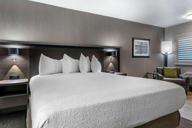 غرفة تنفيذية بسرير كينج، Best Western Plus Hilltop Inn 5/9