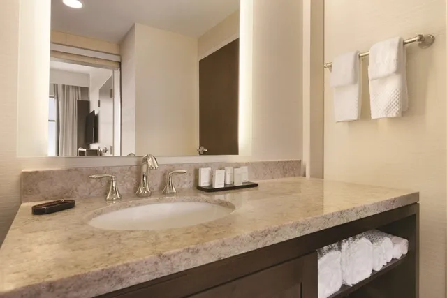 جناح بريميير بسريرين كوين، Embassy Suites Akron-Canton Airport 3/4
