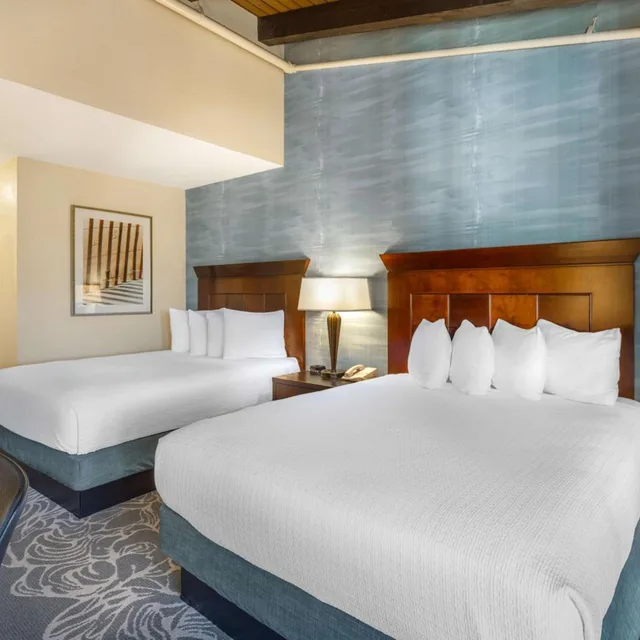 غرفة بسريرين كوين بإطلالة على الفناء، Best Western Plus Carpinteria Inn 4/10