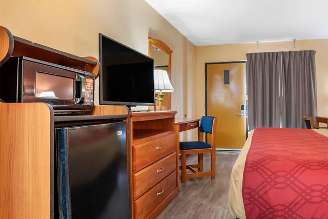 غرفة بسرير كينج للمدخنين، Econo Lodge Inn & Suites Evergreen 3/4